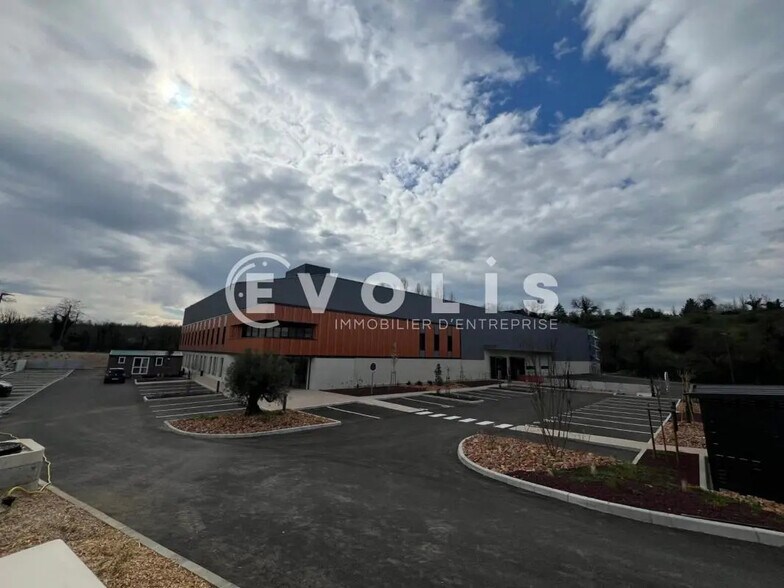 Office in Saint-Laurent-de-Mure for lease - Building Photo - Image 1 of 3