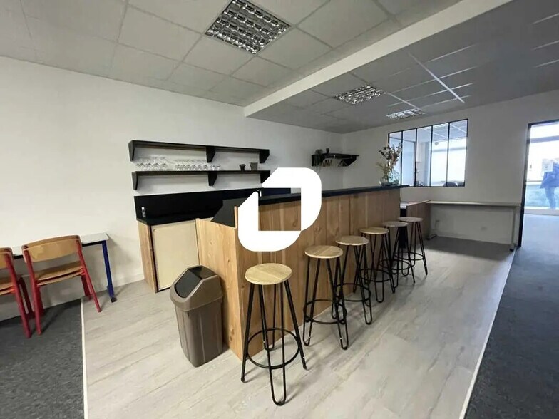 Office in Bordeaux for lease - Interior Photo - Image 2 of 6