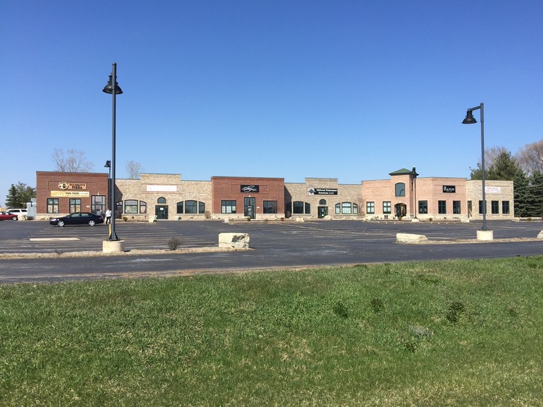 1700 Sand Acres Dr, De Pere, WI for lease - Primary Photo - Image 1 of 25