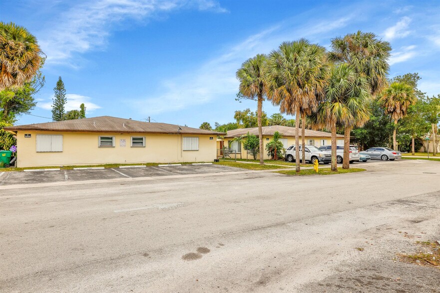 2760 NW 58th Ter, Fort Lauderdale, FL for sale - Building Photo - Image 2 of 33