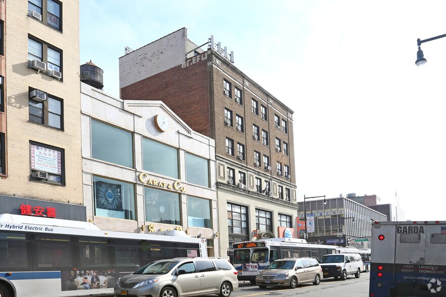 3915-3917 Main St, Flushing, NY for lease - Building Photo - Image 2 of 4