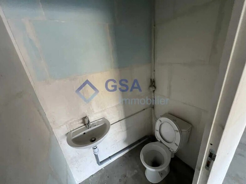 Flex in Ris-Orangis for lease - Interior Photo - Image 3 of 7