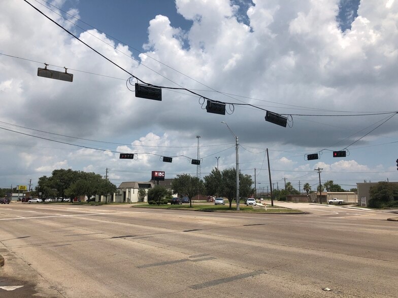 1208 N Brazosport Blvd, Freeport, TX for lease - Building Photo - Image 2 of 21