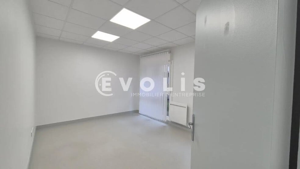 Office in Bussy-Saint-Georges for lease - Interior Photo - Image 3 of 3