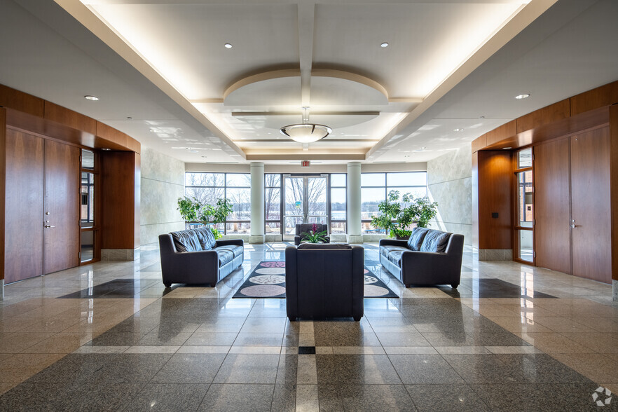 775 Prairie Center Dr, Eden Prairie, MN for lease - Lobby - Image 3 of 6