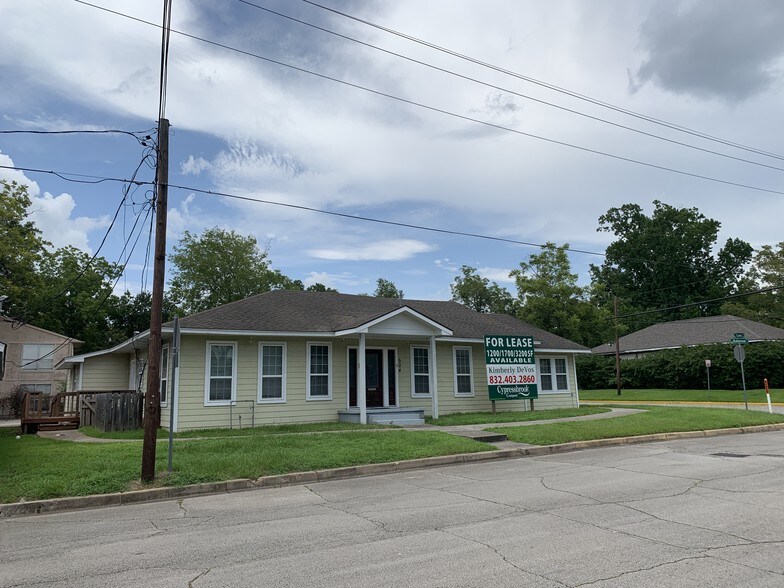 504 W Lewis St, Conroe, TX for sale - Building Photo - Image 1 of 1