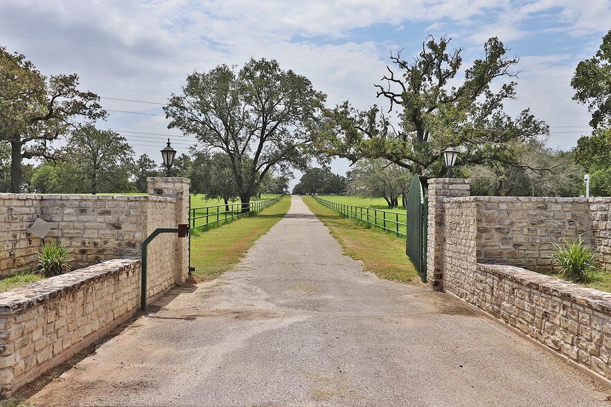 6838 State Highway 97 E, Floresville, TX for sale - Primary Photo - Image 1 of 1