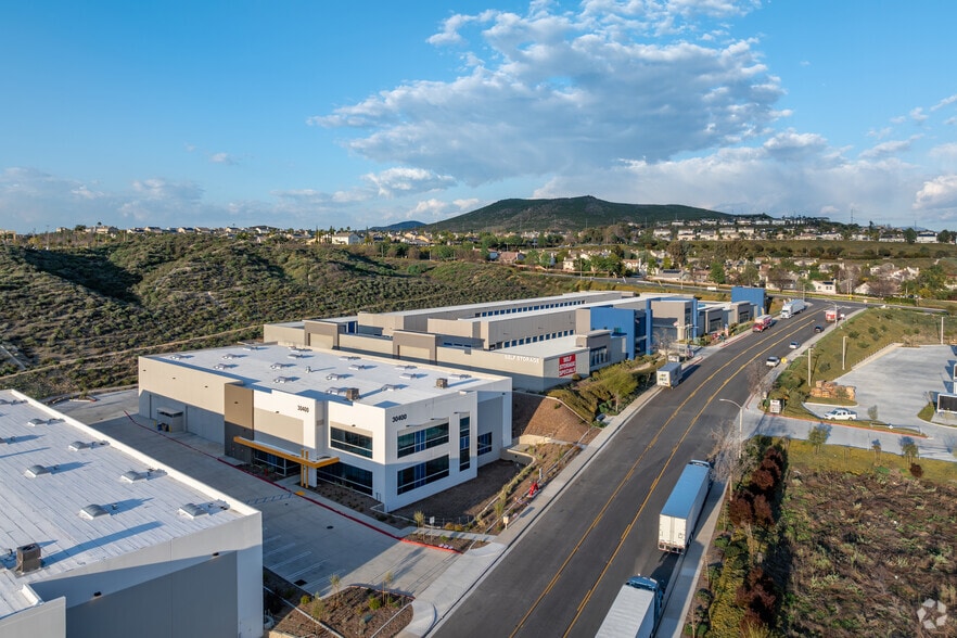 30400 Commerce Ct, Murrieta, CA for lease - Building Photo - Image 3 of 7