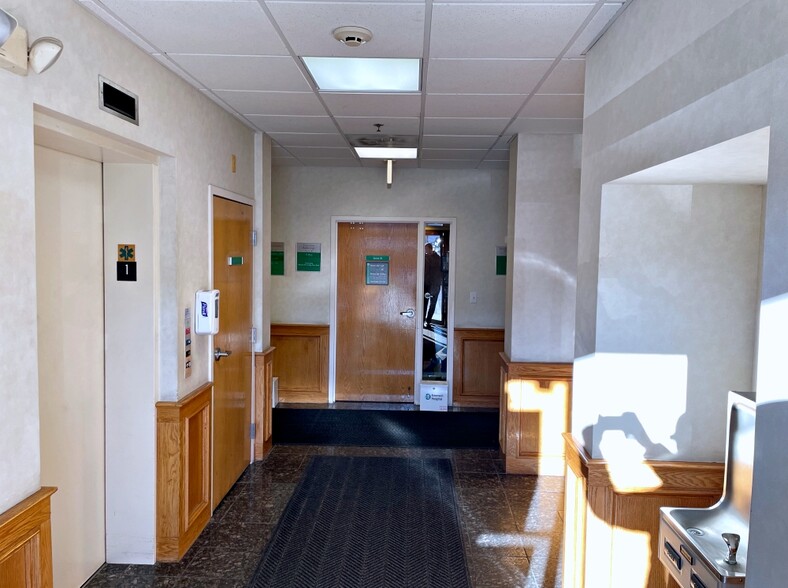 100 Boston Rd, Groton, MA for sale - Lobby - Image 2 of 11