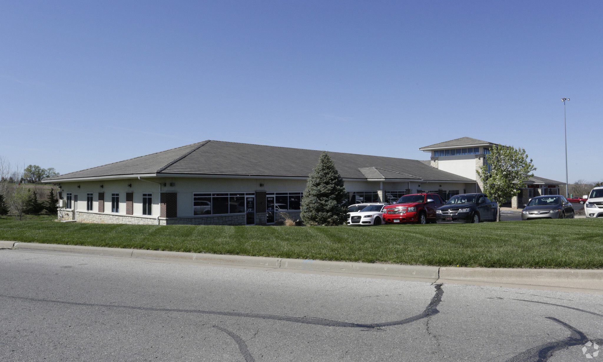 6828-6852 Silverheel St, Shawnee, KS for lease Primary Photo- Image 1 of 5