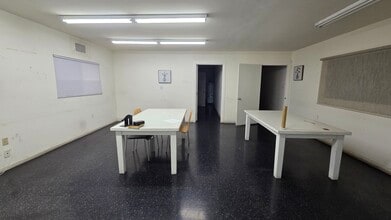 219 E 32nd St, Los Angeles, CA for lease Interior Photo- Image 2 of 8