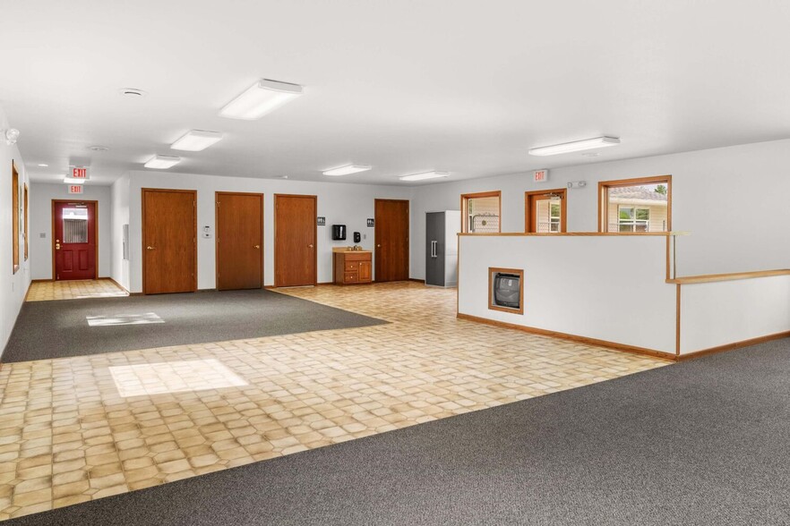 912 Roosevelt Ave, Howards Grove, WI for sale - Lobby - Image 3 of 20