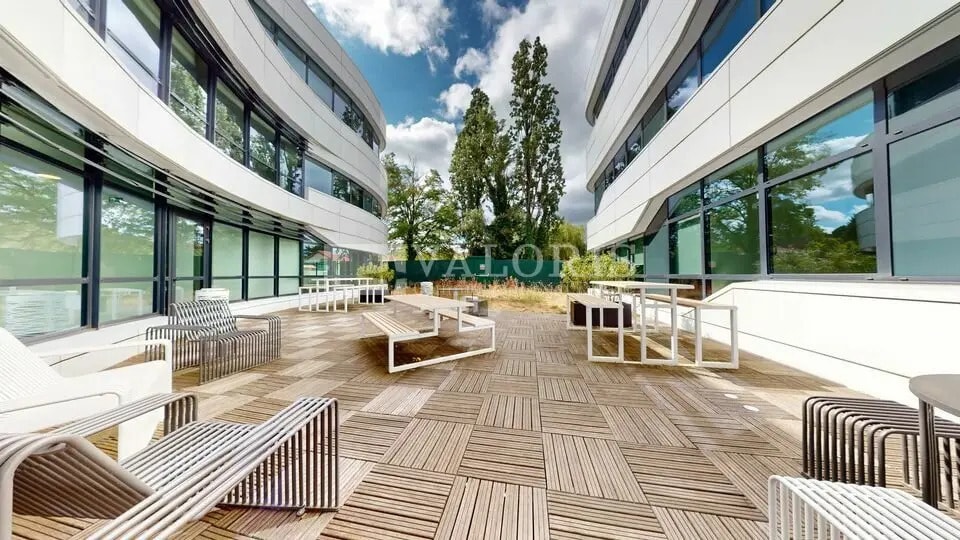 Office in Champagne-au-Mont-d'Or for lease - Building Photo - Image 1 of 4