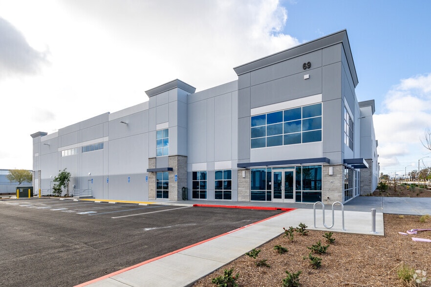 69 Commerce Dr, Perris, CA for lease - Building Photo - Image 2 of 8