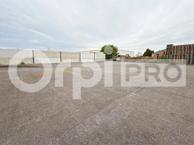 Industrial in Saint-Laurent-Blangy for lease - Building Photo - Image 3 of 13