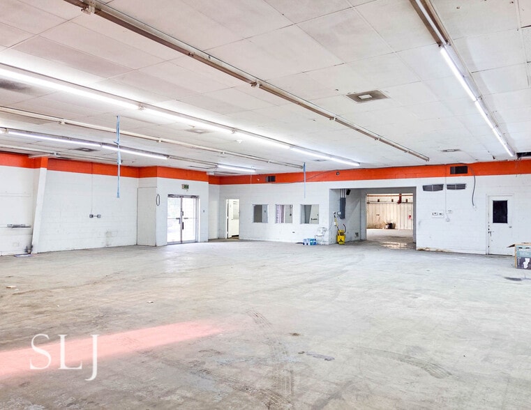 8326-8330 Harry Hines Blvd, Dallas, TX for lease - Building Photo - Image 3 of 8