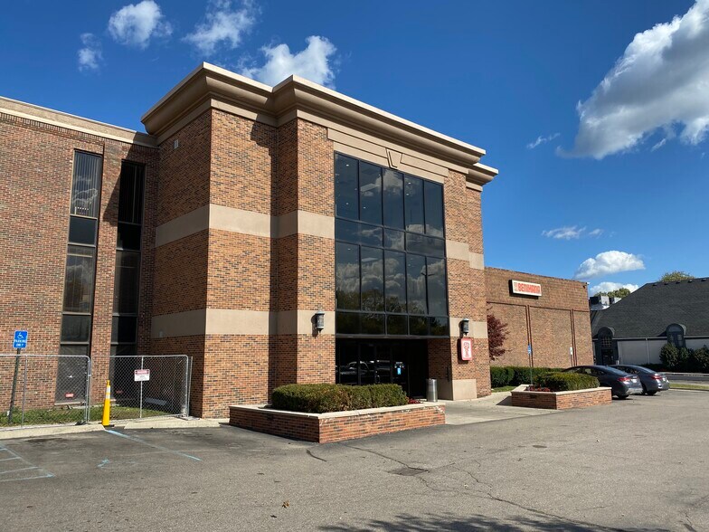 1985 W Big Beaver Rd, Troy, MI for lease - Primary Photo - Image 1 of 18