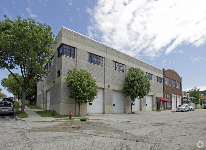 424 W Cherry St, Milwaukee, WI for sale - Building Photo - Image 2 of 6