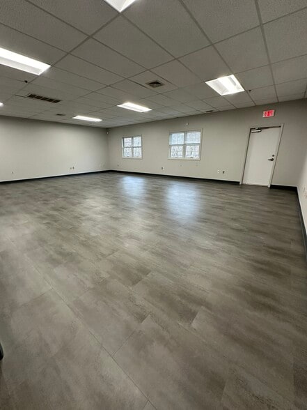 75 Berlin Rd, Cromwell, CT for lease - Interior Photo - Image 3 of 7