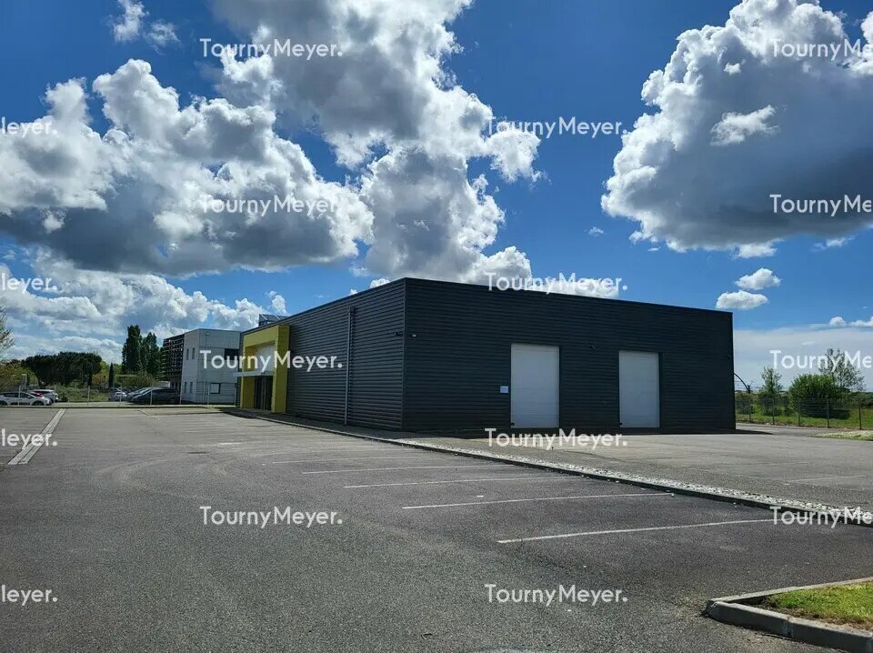 Flex in Saint-Vincent-de-Paul for lease Building Photo- Image 1 of 9