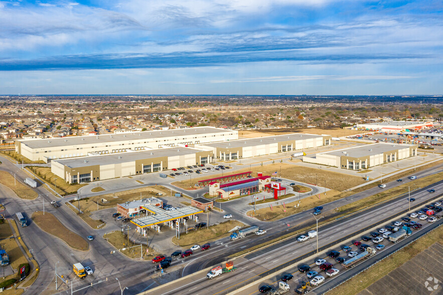 8300 South Freeway, Fort Worth, TX for lease - Building Photo - Image 1 of 3