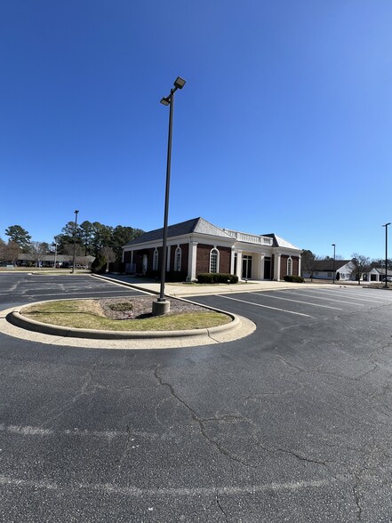 101 S Fairview Rd, Rocky Mount, NC for sale - Primary Photo - Image 1 of 24