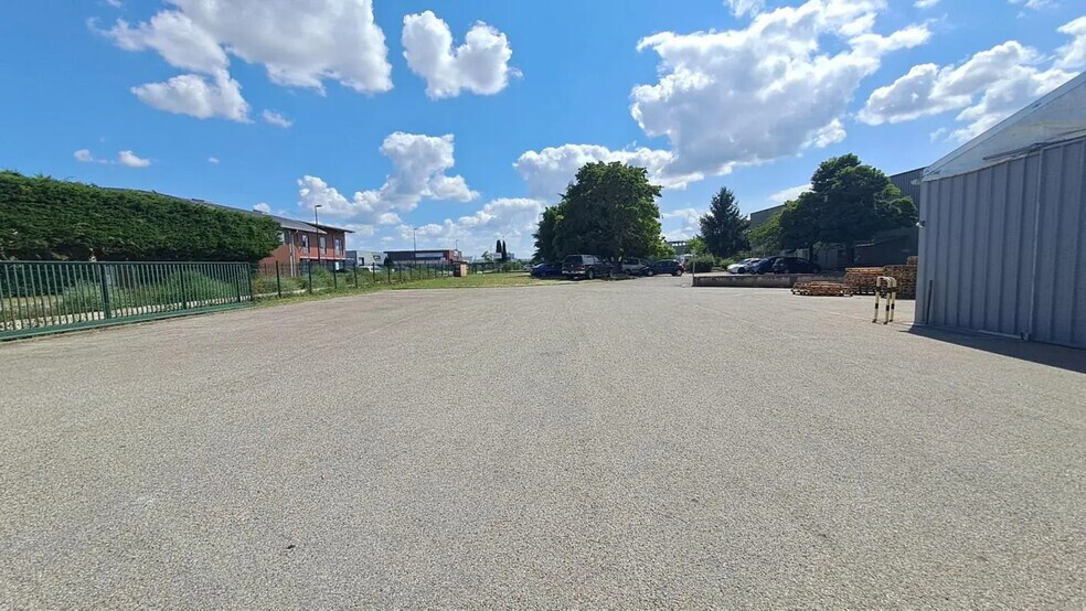 Flex in Dagneux for lease - Building Photo - Image 2 of 7