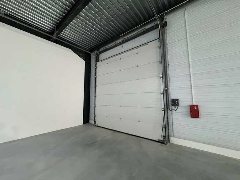 Flex in Chalifert for lease - Interior Photo - Image 2 of 4