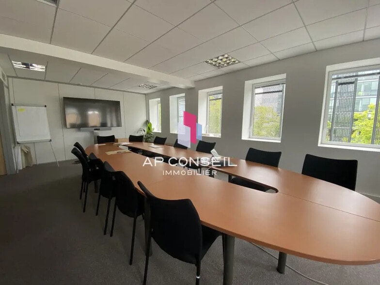 Office in Montigny-le-Bretonneux for lease - Interior Photo - Image 2 of 6