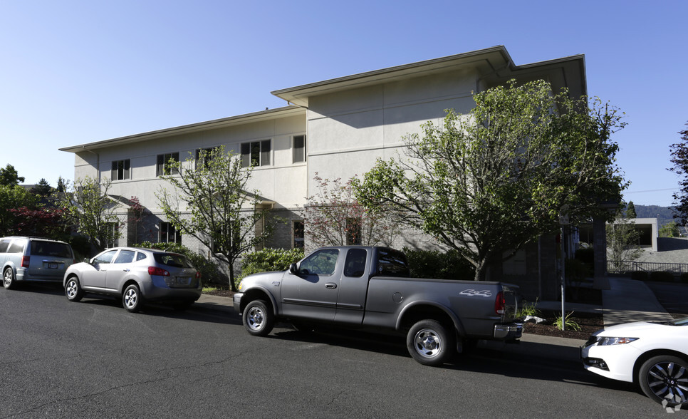 2365 Kline St, Roseburg, OR for lease - Building Photo - Image 2 of 5