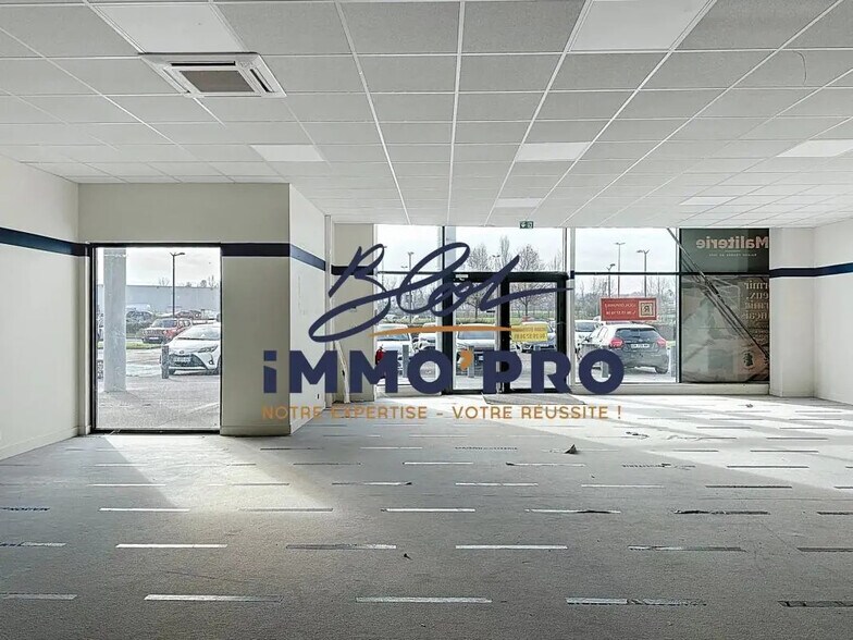 Retail in L'ISLE-D'ABEAU for lease - Interior Photo - Image 3 of 9