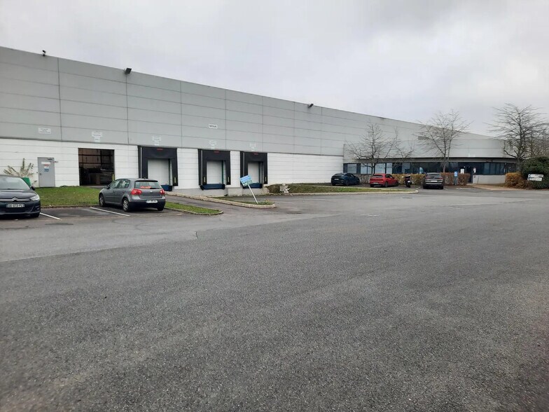 Industrial in Lieusaint for lease - Building Photo - Image 2 of 5