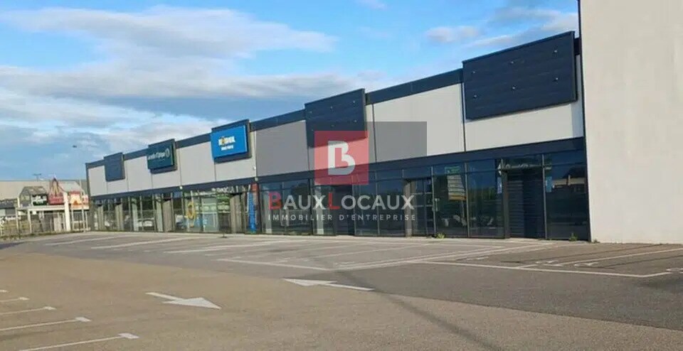 Retail in Marguerittes for lease Building Photo- Image 1 of 3