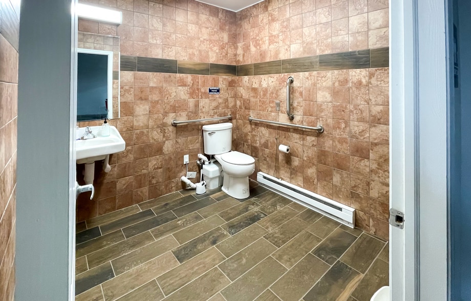 9 Britton Dr, Bloomfield, CT for lease - Building Photo - Image 2 of 16