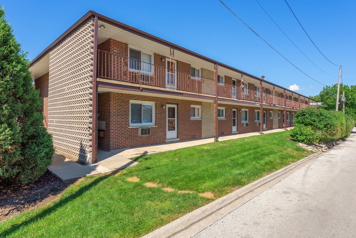 85308536 W 95th St, Hickory Hills, IL 60457