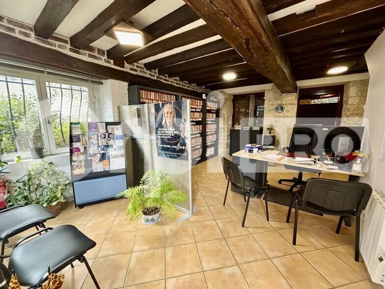 Retail in Compiègne for lease - Building Photo - Image 1 of 4