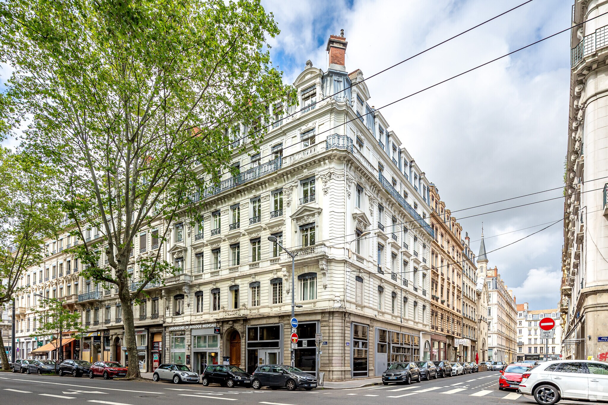 Retail in Lyon for lease Primary Photo- Image 1 of 6