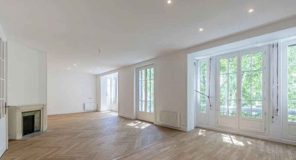 Office in Paris for lease - Interior Photo - Image 3 of 5