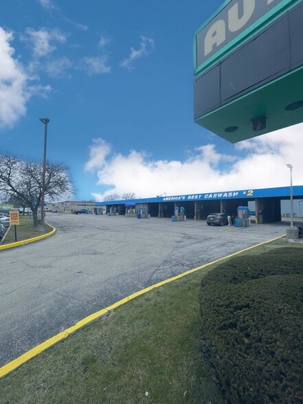 2000 S Elmhurst Rd, Mount Prospect, IL for lease - Building Photo - Image 3 of 6