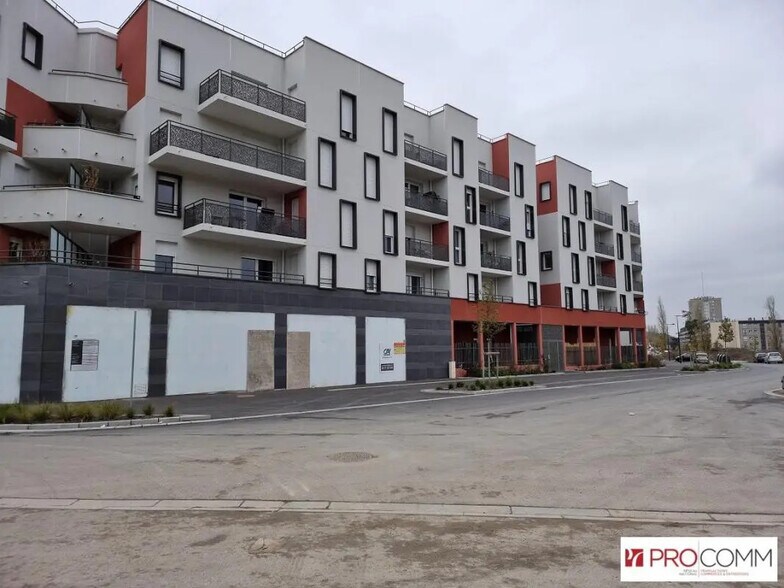 Retail in La Rochette for lease - Building Photo - Image 1 of 6