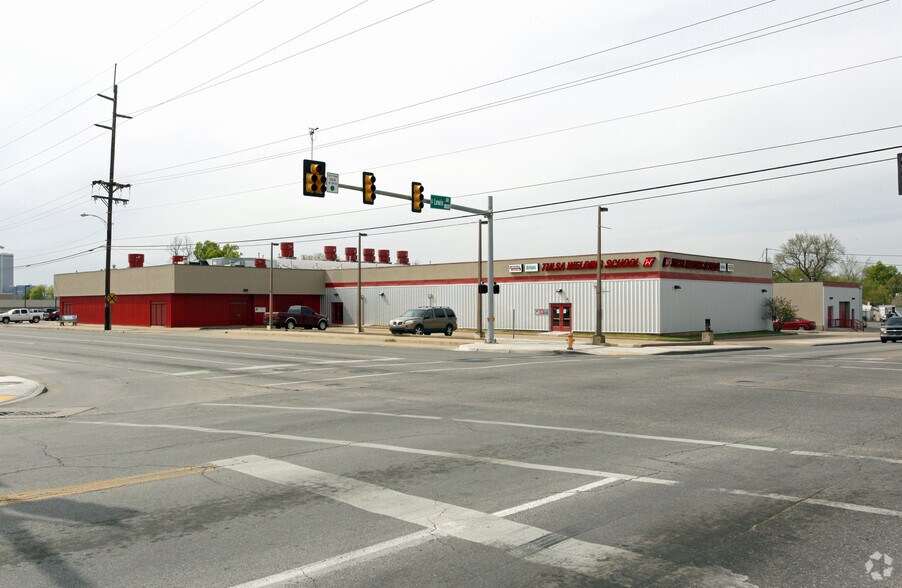 2233 E 11th St, Tulsa, OK for sale - Primary Photo - Image 1 of 1