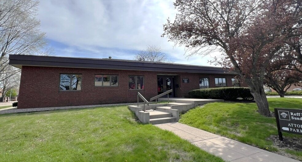 217 Ceape Ave, Oshkosh, WI for lease - Building Photo - Image 1 of 8