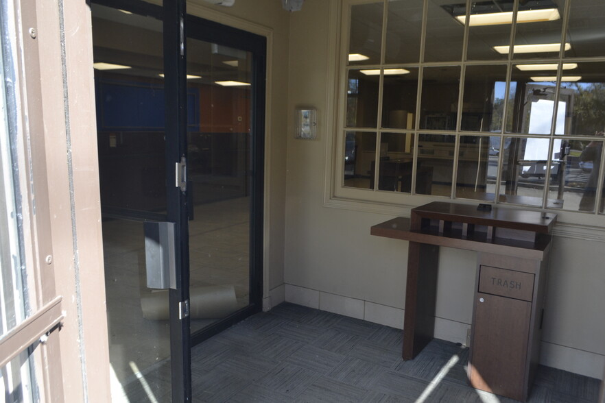 1335-1366 E Main St, Shrub Oak, NY for lease - Lobby - Image 3 of 14