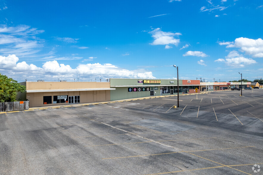 9800 Leopard St, Corpus Christi, TX for lease - Building Photo - Image 2 of 10