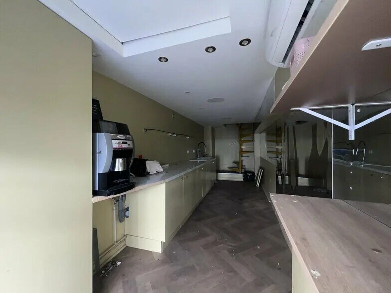 Retail in Nice for lease - Interior Photo - Image 2 of 3