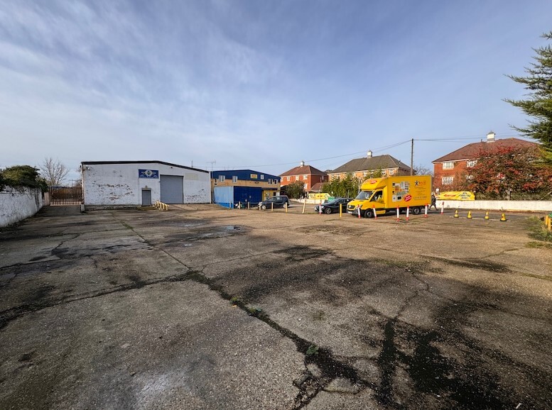 Unit 1-2 Uphall Rd, Ilford for lease - Primary Photo - Image 1 of 5