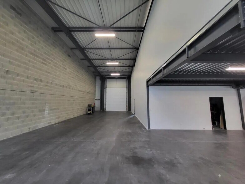 290 Rue Ferdinand Perrier, Saint-Priest for lease - Interior Photo - Image 3 of 4