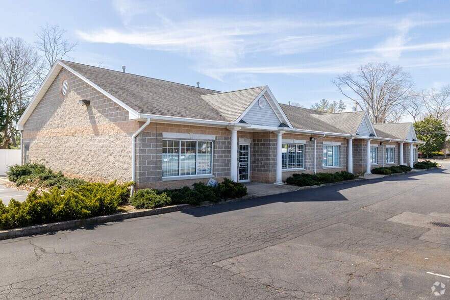 709 Hawkins Ave, Ronkonkoma, NY for sale - Primary Photo - Image 1 of 1