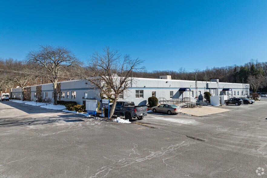1 Fairchild Ct, Plainview, NY for sale - Primary Photo - Image 1 of 1