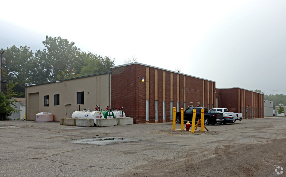 6337-6349 Beverly Pl, Romulus, MI for lease - Building Photo - Image 2 of 5